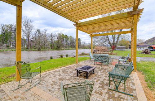 Riverfront Tennessee Retreat with Patio and Boat Ramp! - Foto 1