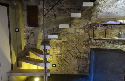 HOST4U - PAPA GIGI's House, Beautiful Apartment into Ancient Stone - Foto 6