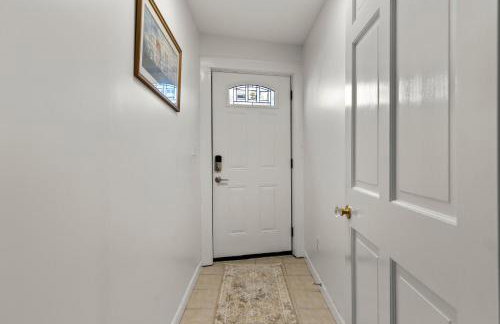 New England Nest - Modern 2BR Home with EV Charger - Foto 33