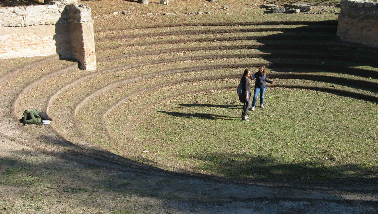 Recorriendo el anfiteatro romano de Paestum