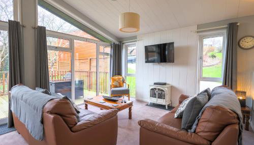 Spacious Oak Cabin with Hot Tub - Devon - Foto 3