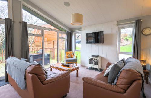 Spacious Oak Cabin with Hot Tub - Devon - Foto 3