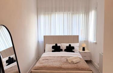 Lux 4 Bedroom House - Jacuzzi Bath Sleeps 9 Free Parking Near Leeds Centre - Foto 18