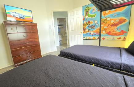 Themed kid bedrooms, 17 miles to Disney and Legoland, private pool, kitchen, wifi, washer, dryer - Foto 8