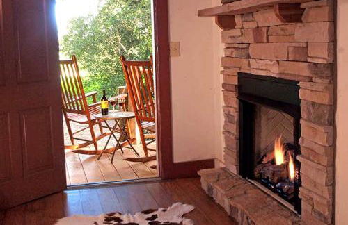 Secluded Cabin Rental with Jacuzzi for Romantic Weekend Getaway near Austin, Texas - Foto 6