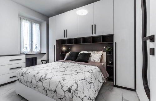 Black & White or Pop Art - Design Apartments with Parking & WiFi - Photo 1