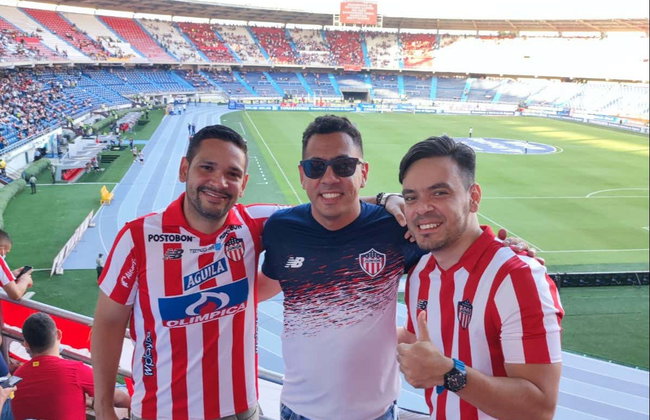 Match de football à Barranquilla avec des supporters locaux - Photo 2