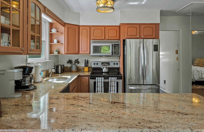 Lake It Right by Avantstay Lakefront w/ Dock, Hot Tub, Fire Pit & Game Room - Photo 15