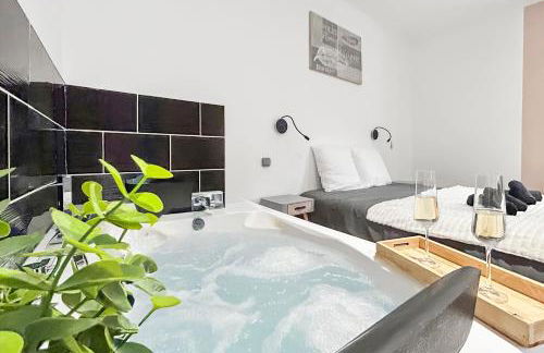 Balnéo privée & cinéma XXL - Logement premium à Tourcoing - Foto 12