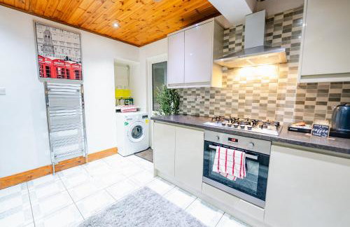 4BR 2Bath Home -Hot Tub, Free Parking & Games Room - Foto 37