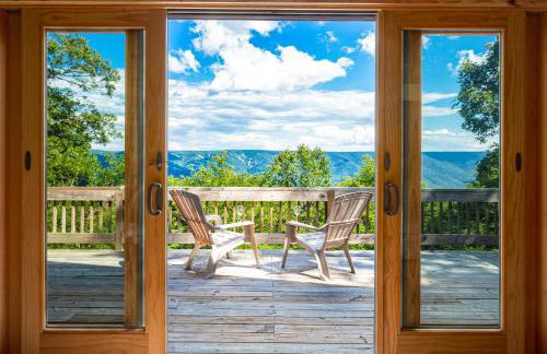 Mountain cabin w hot tub & deck views - Photo 2