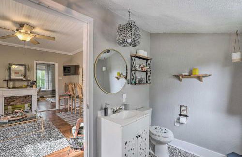 Stylish Woodfin Home with Backyard and Fire Pit - Foto 23