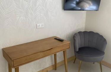 Maison 200m2- 9 chambres avec sdb - 16-18 personnes - séminaire-Proche Centre-Ville-Gare et Arena-terrasse - Foto 17