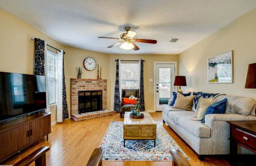 Family Getaway with Fenced Yard in Haltom City! - Foto 1