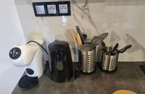 F2 ou F3 ,appartement climatisé neuf, magnifique vue sur mer et aéroport, proche tram et gare sncf 1 min,aéroport 3 minutes, 3 rooms, new AC apartment, magnificent sea and airport views, close to tram and SNCF train station 1 min, airport 3 min - Foto 16