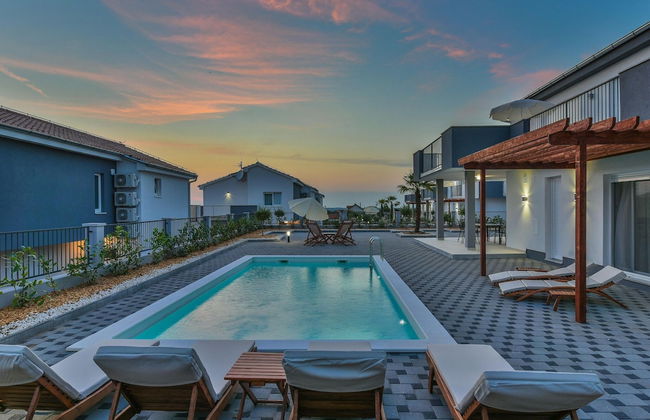 Modern and Spacious Home With Swimming Pool - Foto 25