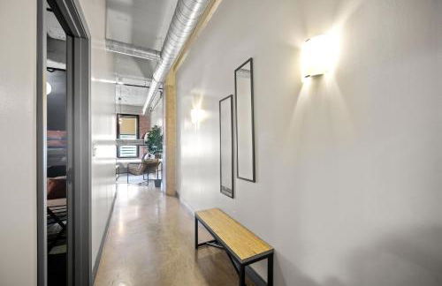 Stunning Downtown Apartment with Pool, Laundry, Parking - Foto 11