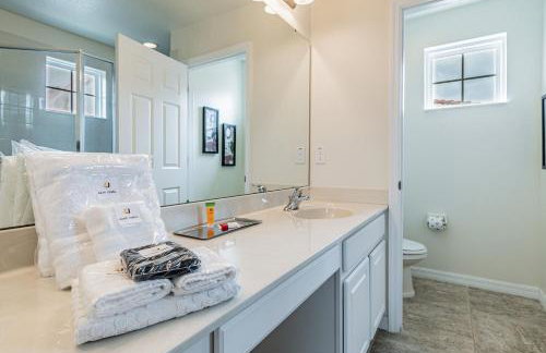 4BR Bella Vida Lakeview Pool Townhome - Photo 15