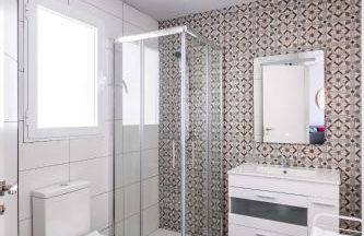 Spacious Apartment with Great Views - Photo 19