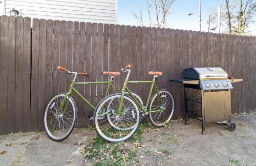 Uptown Haven Walkable Home with Bikes and Firepit near Downtown - Foto 31