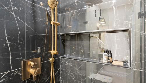 5-Bedroom Home with 2 Kitchens & Rooftop Deck, U Street and Shaw - Foto 4, Shower