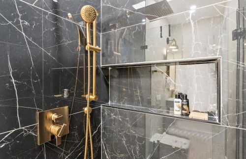 5-Bedroom Home with 2 Kitchens & Rooftop Deck, U Street and Shaw - Foto 4