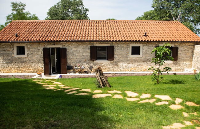The Poolside Stone House in Bale - Foto 32