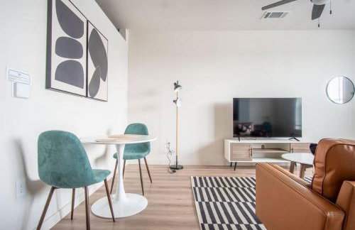 Comfortable 1BR Suite w Pool Parking Gym 08 - Foto 3