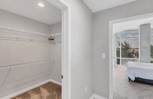 Modern 3 bedroom condo in downtown w free parking - Foto 25