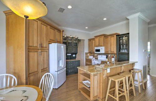 Bright and Sunny Riverview Oasis with Pool and Pond - Foto 7