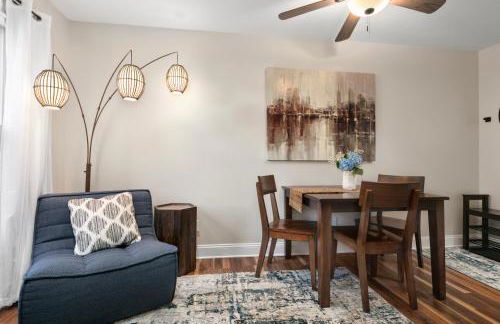 Modern & Cozy on Private Lane, Minutes to Airport - Foto 15