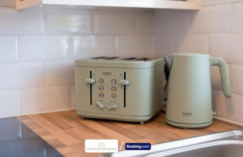 Award-Winning Four Bedrooms House, Parking, WiFi By Derby Short Term Rental Short Lets & Serviced Accommodation Derby - Foto 13