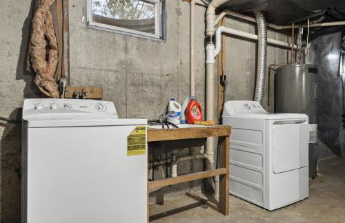 Family Getaway Walkable to Town - Foto 41