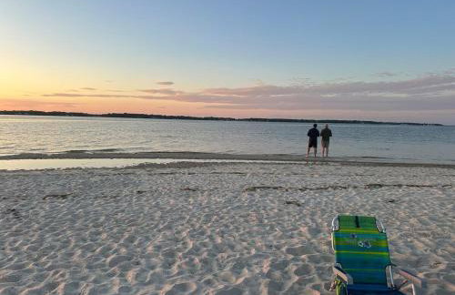 Hamptons Beach House, 5-minute walk to Bay Beach - Foto 7