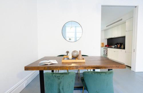 E10-2 Designer East Village Townhouse 1BR W D - Foto 8