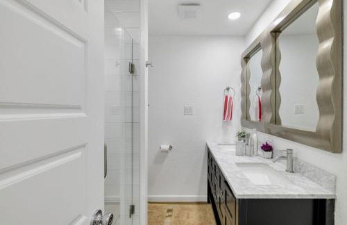 Arlington Entertainment District Home Green & White Door - Foto 50