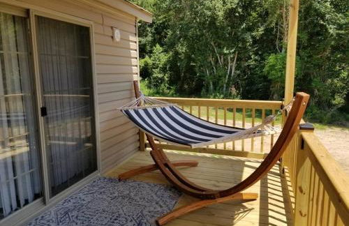 Tiny home with hammock loft BBQ and yard - Foto 1