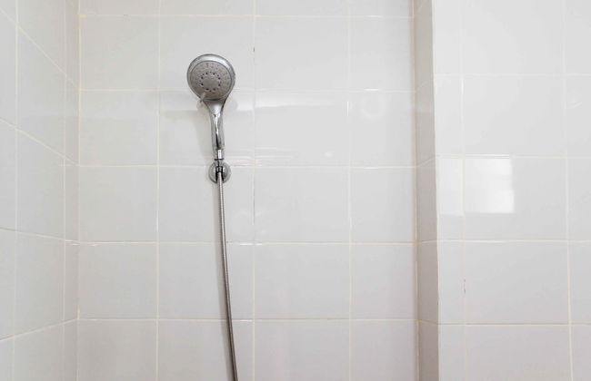 Homey and Simply 2BR at Lagoon Bekasi Town Square Apartment - Foto 9