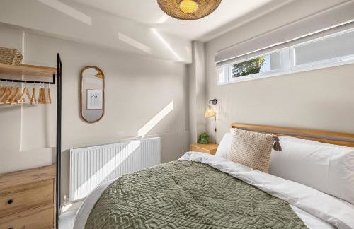 Luxury Plymouth Work & Stay House - Photo 19