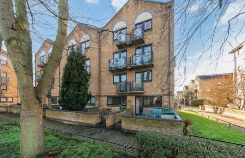 2BR Waterside View Free Parking Fast WiFi Terrace Balcony TV BBQ Garden Access - Foto 27