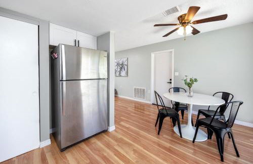 Sunny Escape: Vibrant Pool Home - Photo 8