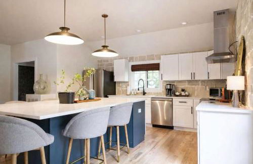 Speakeasy Family Retreat with Skyline Views - Foto 8