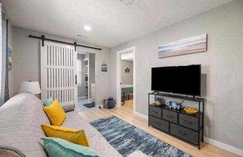 Lakeside Bliss 2BR, 1BA with All Modern Comforts - Foto 24