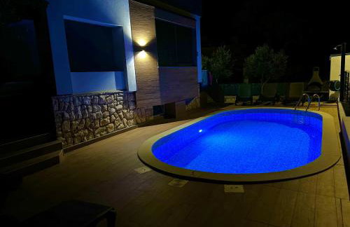 SANJA - with a large covered terrace and pool - Foto 8