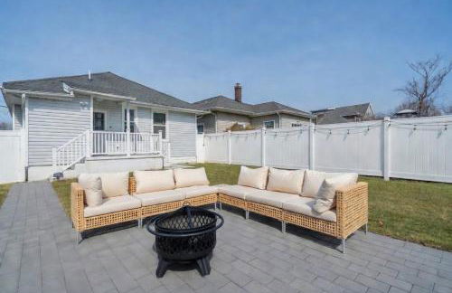 3BR Beach House | Fire Pit & Bar | Steps to Beach - Foto 51