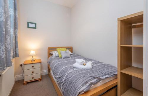 Sleeps 5 - 3 Bedrooms - walk to the square hosted Happy Valley cast - Foto 37