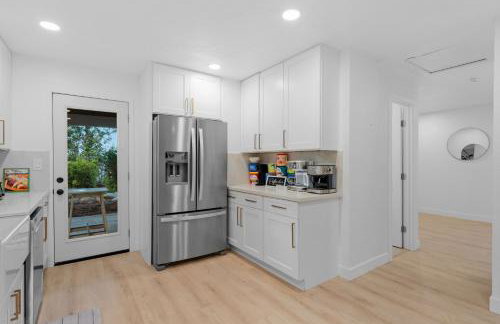 Entire Private Home with 4 Bedrooms 3 Bathrooms, Big Yard, View, , King Bed, 10 Parking, Available Now - Foto 56