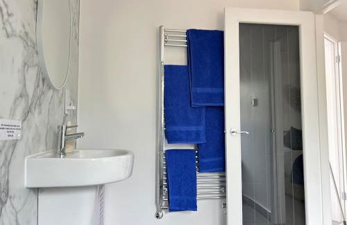 Private Garden Retreat 2BR Modern Comfort - Foto 12