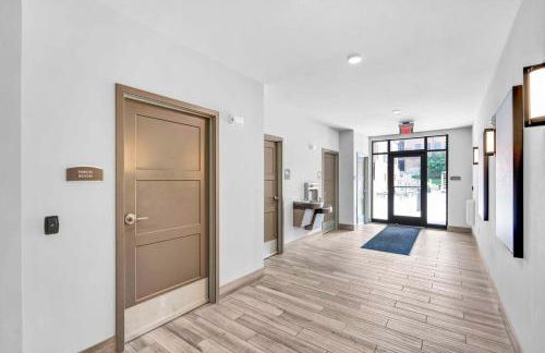 Washer & Dryer with Free Underground Parking with a Pool - Foto 21