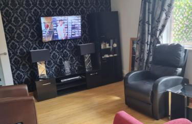 Beautiful Ground floor flat in the Heart of Rochester with balcony mobility friendly - Photo 1